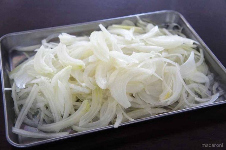 バットに置いたスライスした玉ねぎ