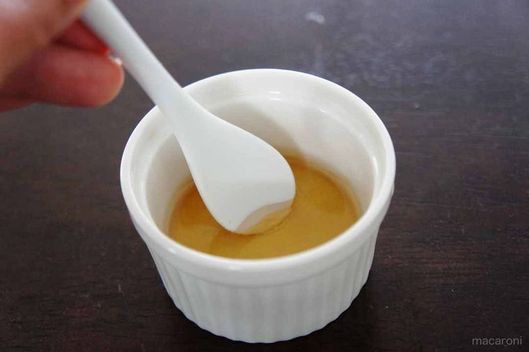 ココットで調味液を混ぜる様子