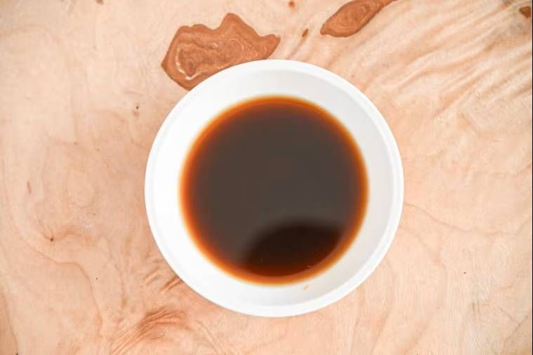 白い器に入ったトンテキのたれ