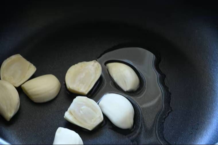 フライパンでにんにくを炒めている様子