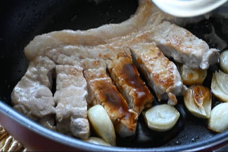 トンテキにたれをかけたところ