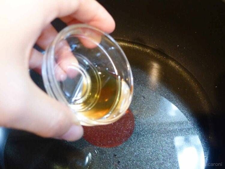 鍋に天つゆの調味料を入れている様子