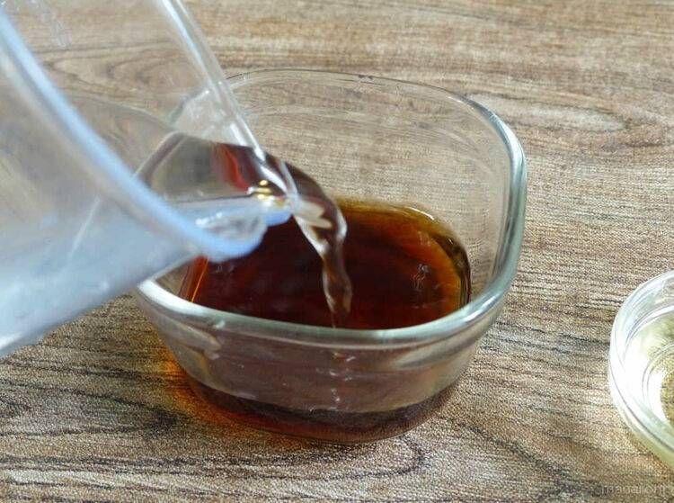 耐熱容器に天つゆの材料を入れている様子
