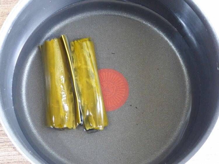 水に昆布を浸している様子