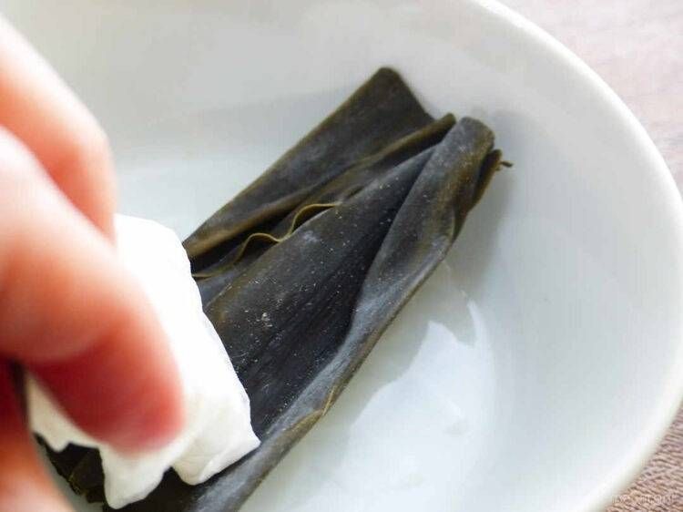 昆布の汚れを拭いている様子