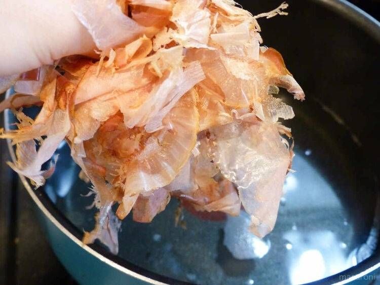 鍋にかつおぶしを入れている様子