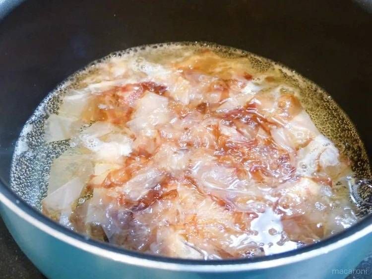 だしをとっている様子