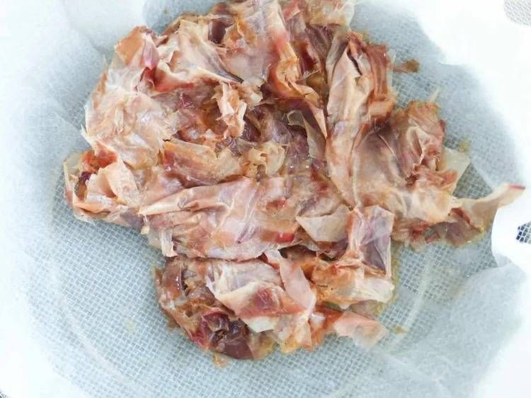だしをこしている様子