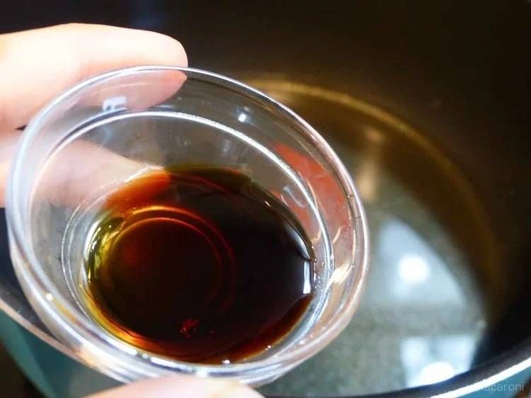 鍋にしょうゆを加えている様子