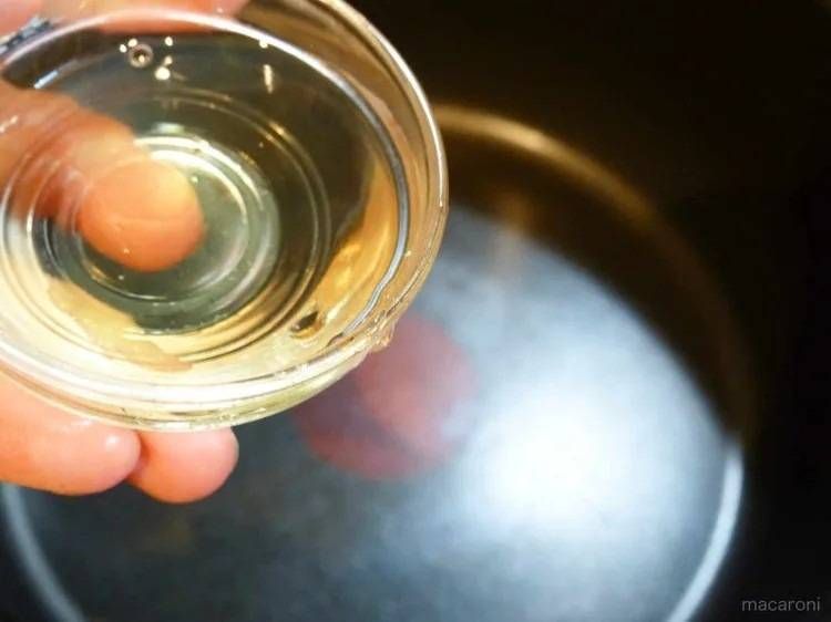 鍋にみりんを入れている様子