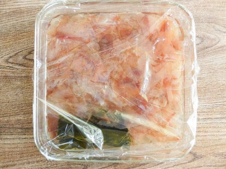耐熱容器に入ったかつおぶしと昆布