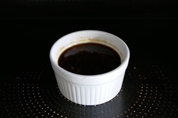 電子レンジで調味料を加熱する様子
