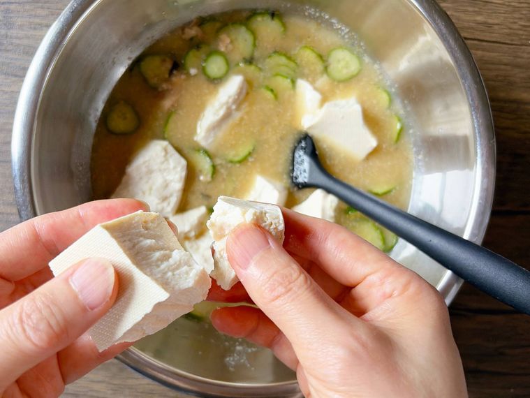 ボウルに木綿豆腐を加える様子