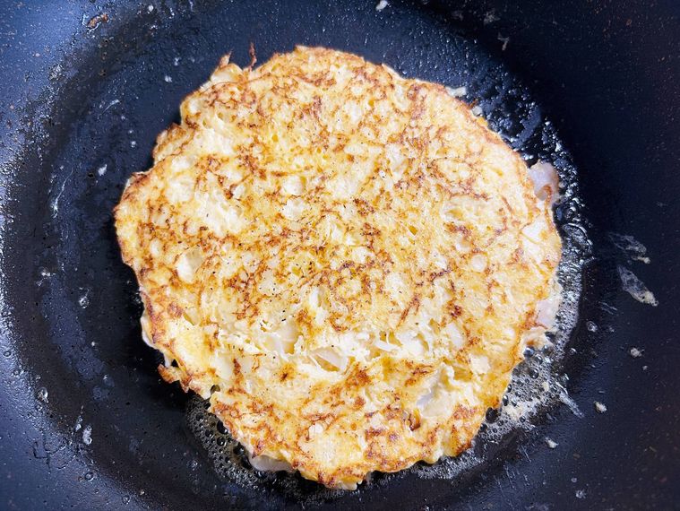 お好み焼きを裏返した様子