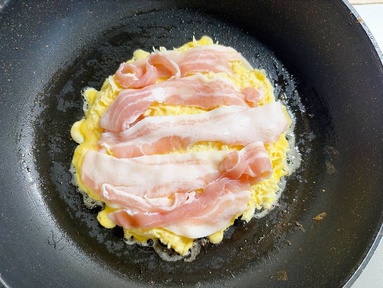 生地の上に豚バラ肉をおいた様子
