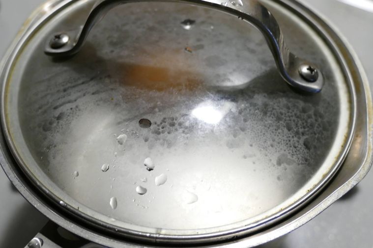 小鍋でゆで卵を作る様子