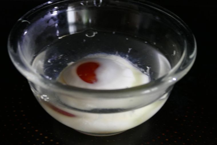 卵を電子レンジで加熱した様子