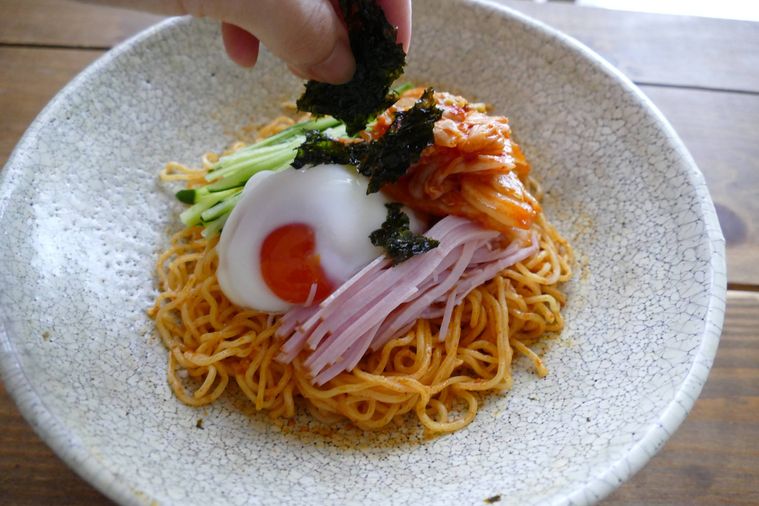ビビン麵風冷やし中華に韓国のりをトッピングする様子