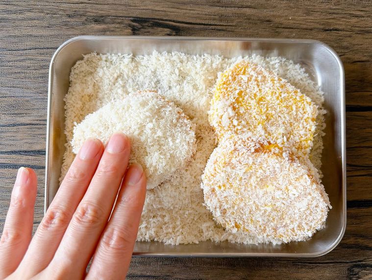 厚切りハムにパン粉を付ける様子