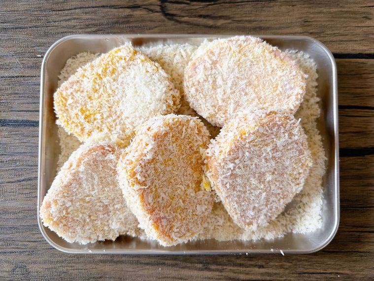 衣を付けた厚切りハム