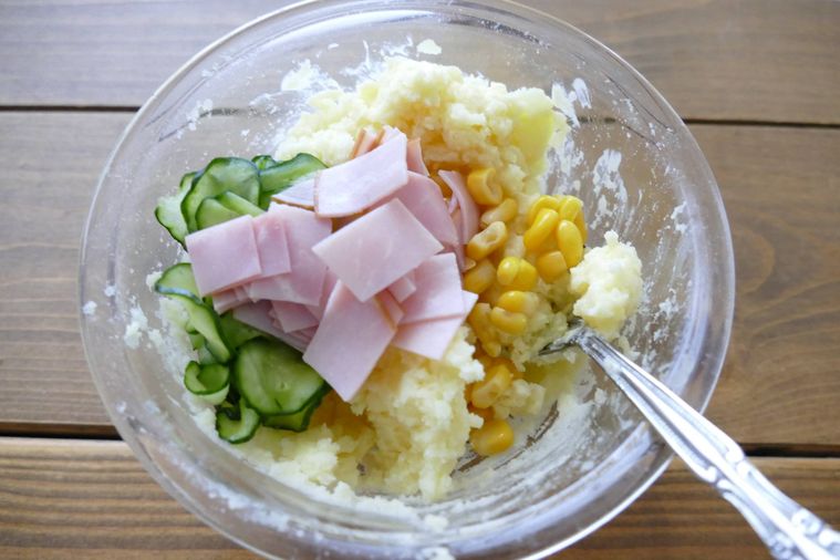 潰したじゃがいもに具材とマヨネーズを加えた様子