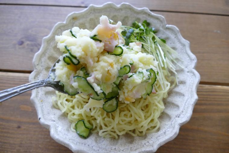 冷やし中華にポテトサラダをのせる様子