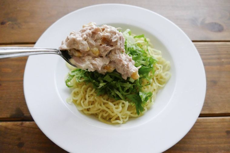 冷やし中華にツナマヨをのせる様子