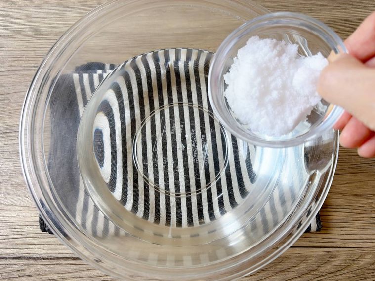 ボウルに入った水に砂糖を加える様子