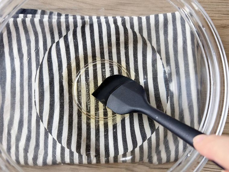 ボウルで水、はちみつ、塩、レモン果汁を混ぜうようす