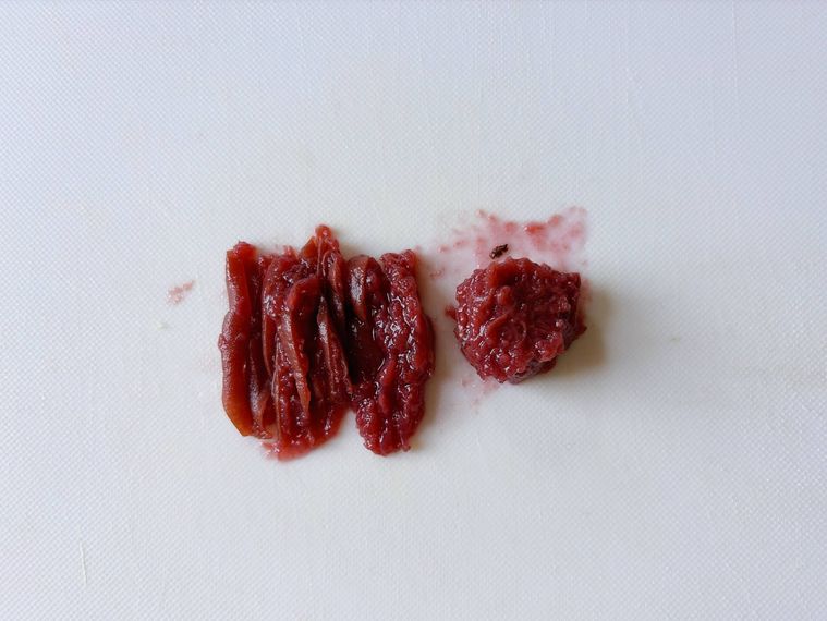 梅干しの果肉をほぐした様子