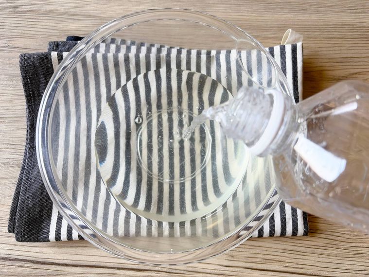 ボウルに炭酸水を加える様子