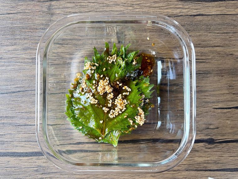 保存容器に入った調味料をかけた大葉