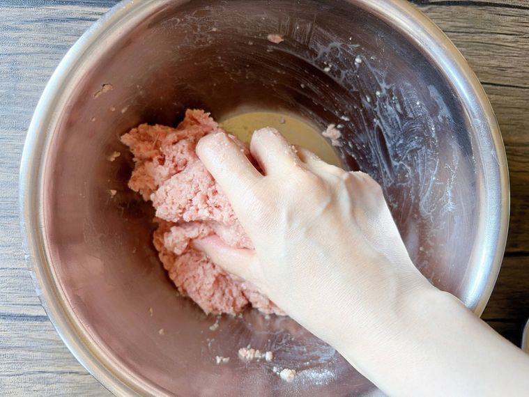 ボウルに入ったパティをこねる様子