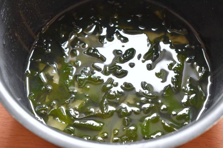 炊飯釜の中の米とわかめ