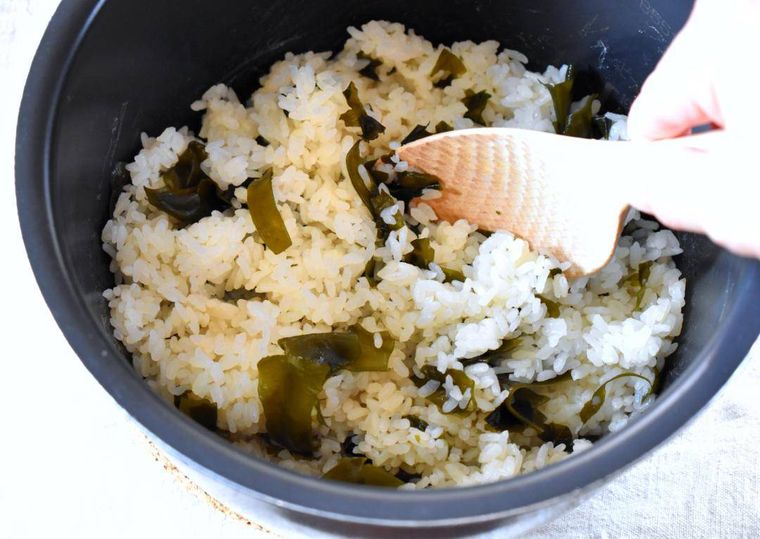 炊きあがった炊飯器の中のわかめごはん