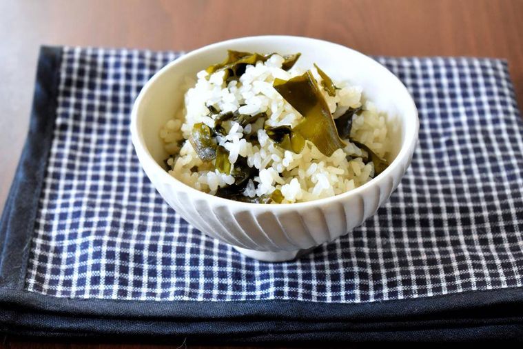茶碗に盛ったわかめごはん