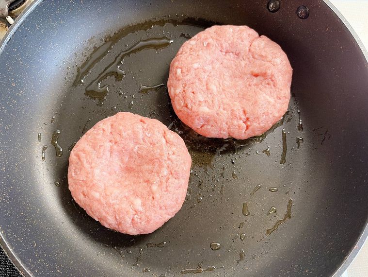 フライパンでパティを焼く様子