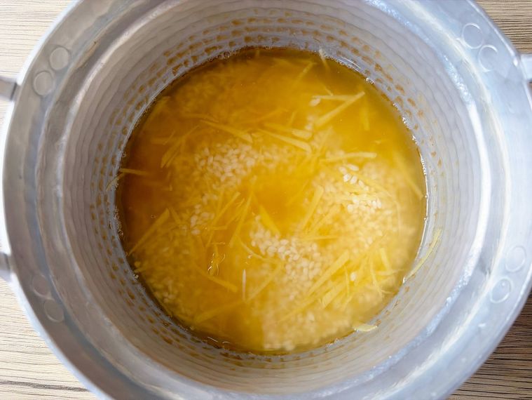 鍋に調味料と水、しょうがを入れた様子
