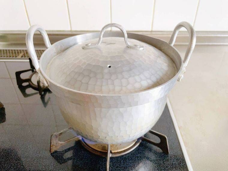 鍋で炊く様子