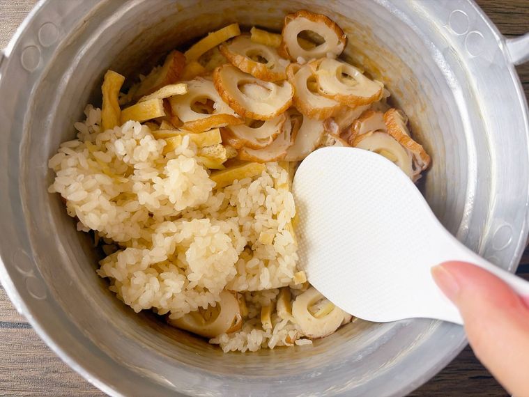 炊き上がってさっくり混ぜる様子