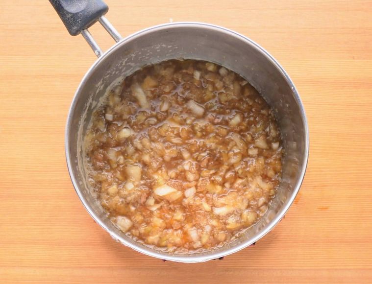 小鍋に入ったオニオンソース