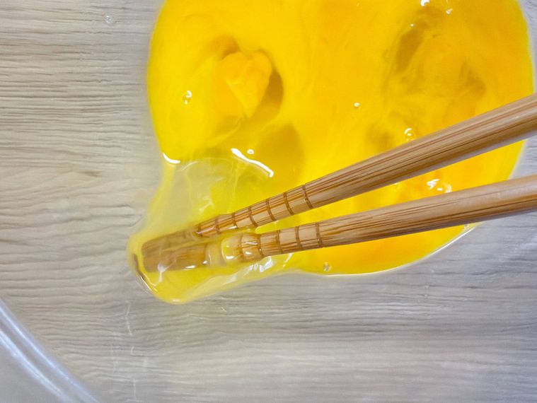 卵白を切る様子
