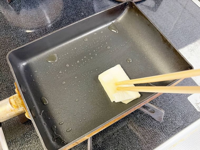 フライパンに油を塗る様子