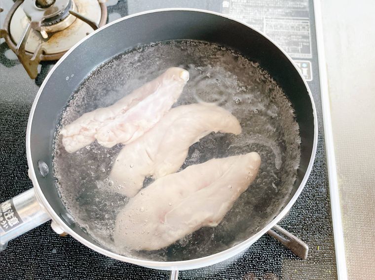 鍋に鶏ささみを入れたもの