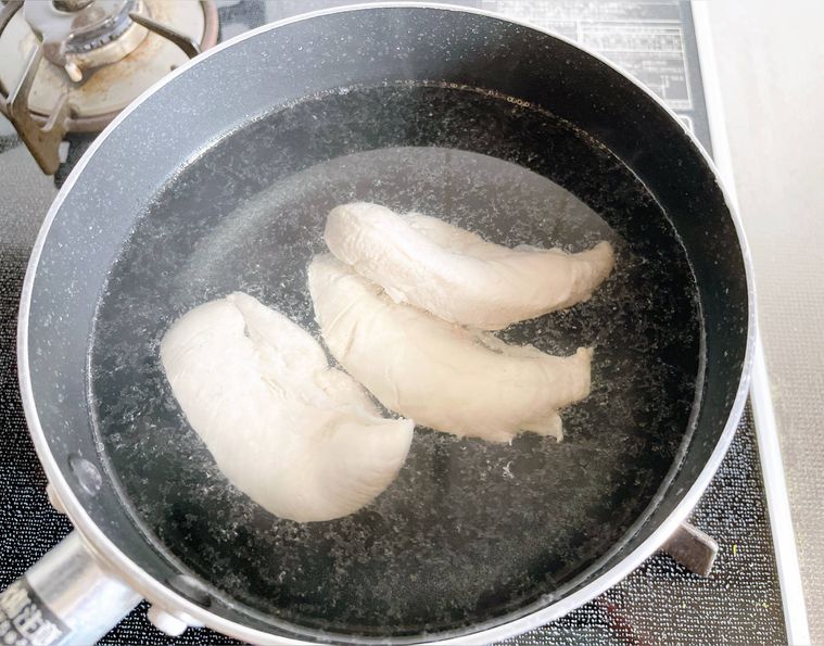 鍋に入ったゆでた鶏ささみ