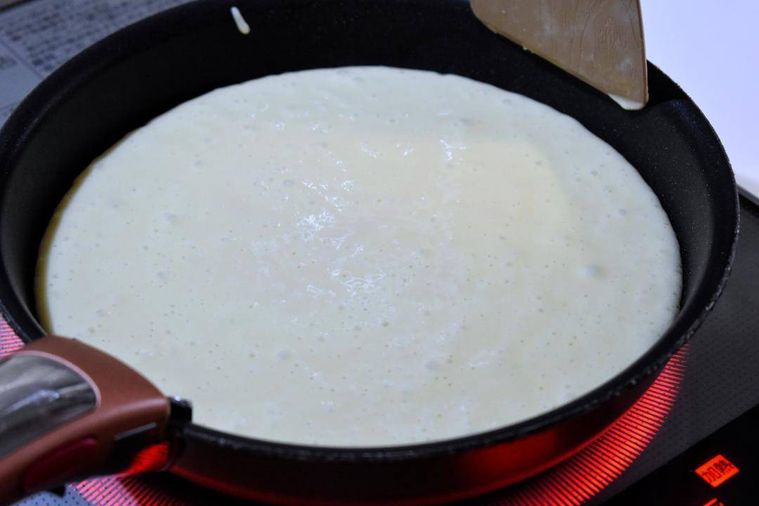 フライパンに広げたホットケーキの生地
