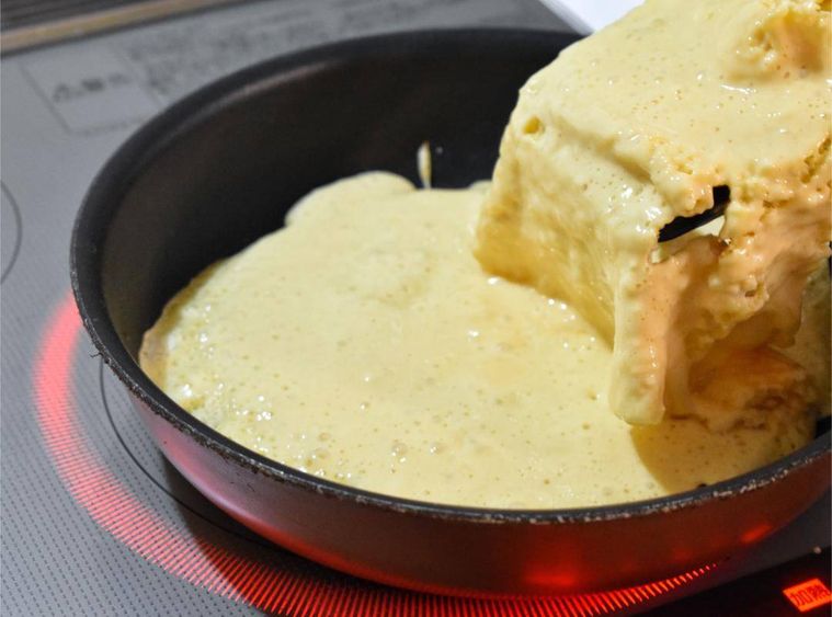 フライパンに広げたホットケーキの生地