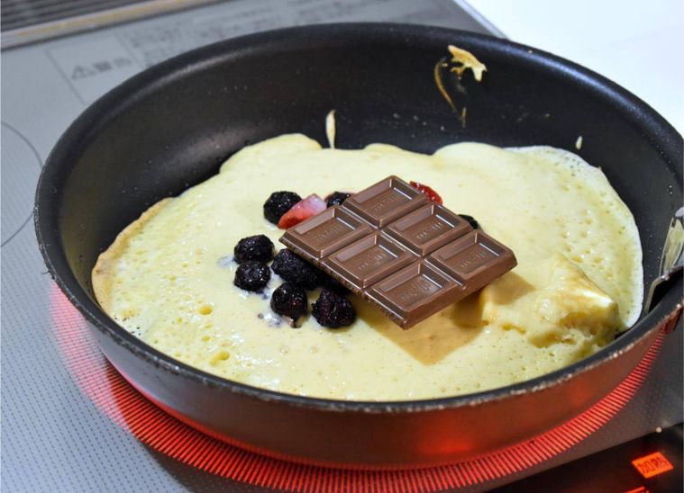 フライパンのホットケーキ生地にのせた板チョコレート
