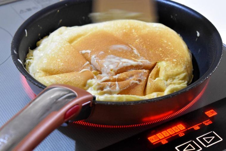 フライパンの中のホットケーキ生地