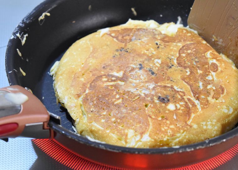 フライパンで焼いたホットケーキ